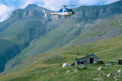 2003, l'hélicoptère dépose les big-bags devant la cabane du Croui, Estrop (Péone)