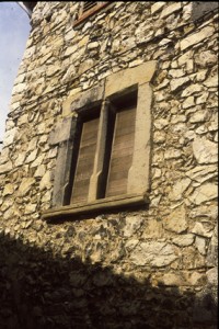 Bairols, détail de fenêtre à meneaux dans le village