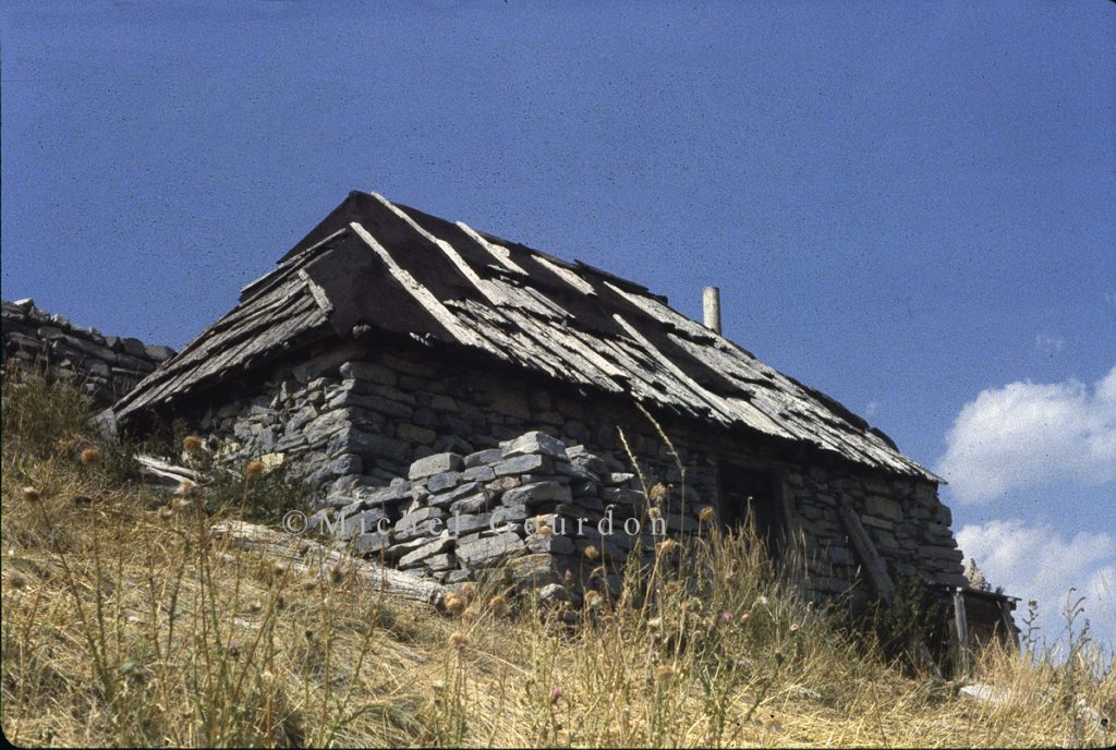 Entraunes cabane de la Bouisse 1982 AM1-344