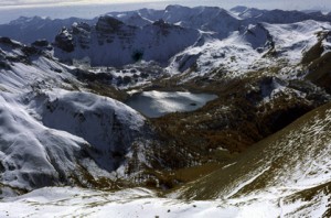 le lac d'Allos (2200m) vu du Mont Pelas (3050m), en novembre 1982