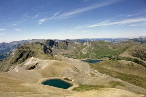 le lac des Garrets (2621m) & le lac d'Allos (2200m) vus du sommet des Garrets (2822m), juillet 1984